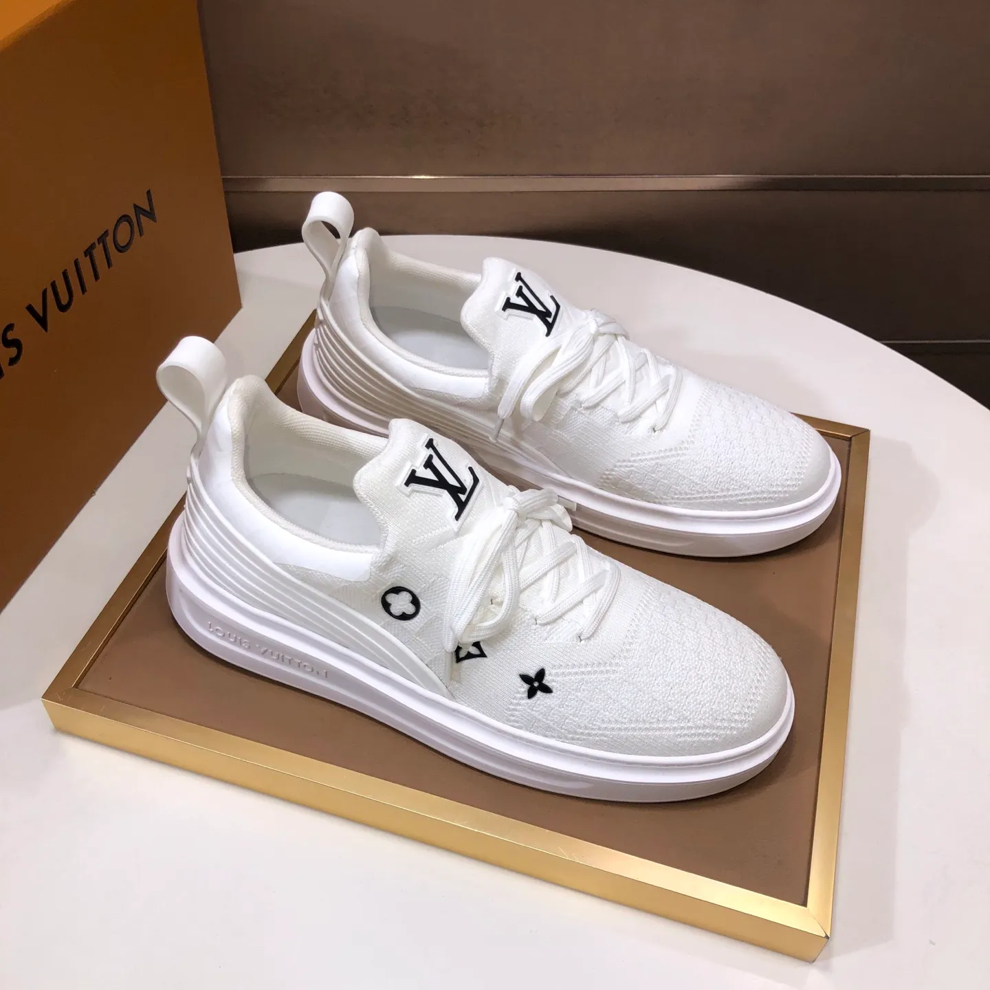 Men's men's shoes 💰640💰Original development, quality shipping, welcome to compare - LV sneaker series sports shoes introduce the loose silhouette of the ready-to-wear series into the spring and summer men's wear shows and make an eye-catching appearance. The cow leather upper is combined with rough fabric laces, and colorful beading highlights the brand's classic elements. LV letters mark the tongue and Monogram floral outsole. Mixed materials Made of top-grain cowhide, thick shoelace design, large Monogram print on the side, mesh lining and cotton feet, the comfort is as extreme as ever, premium heritage, quality first, worth owning! Size: Men’s 38-45 (45 is custom-made and cannot be returned or exchanged)